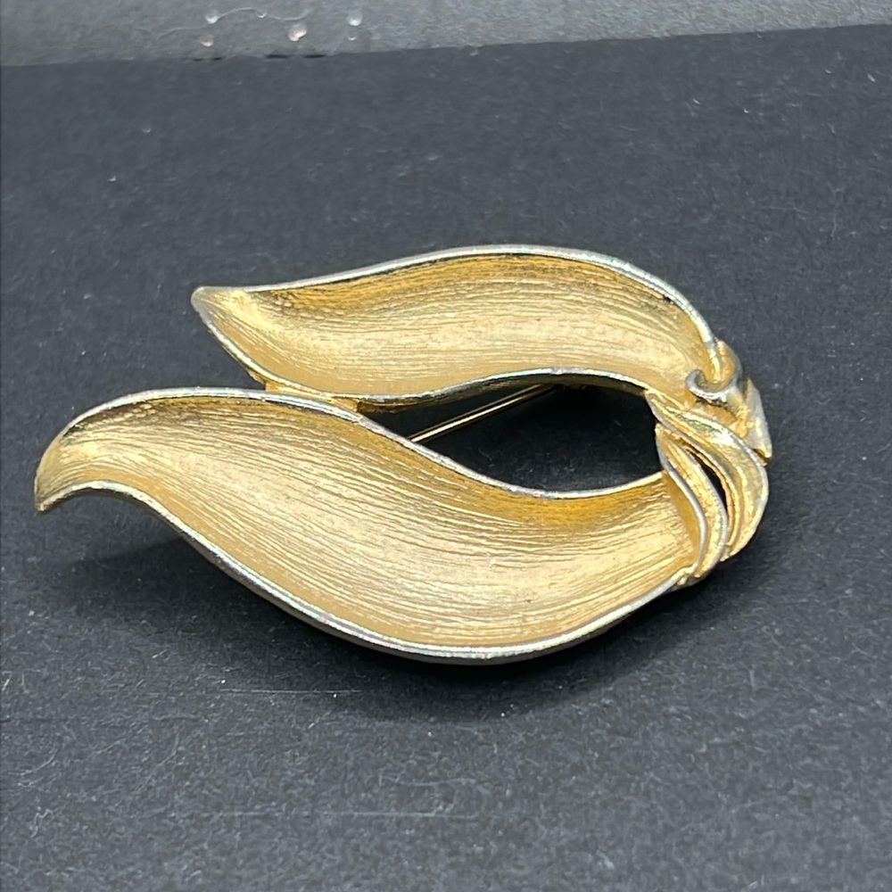 Vintage Cathe brushed gold leaf brooch